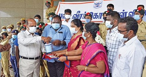 முன்னாள் படைவீரர் நலன் சார்பில் கடலூர் மாவட்ட ஆட்சியர் அலுவலகத்தில் கொடி நாள் வசூலை ஆட்சியர் கி.பாலசுப்ரமணியம் தொடங்கி வைத்தார்.