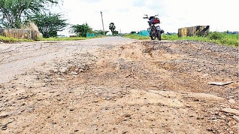 குமராட்சியில் இருந்து வல்லம்படுகை வரை செல்லும் சாலை குண்டும் குழியுமாக உள்ள நிலையில், கீழக்கரை அருகே மதகு இணைப்பு பகுதியில் பள்ளம் ஏற்பட்டுள்ளது.