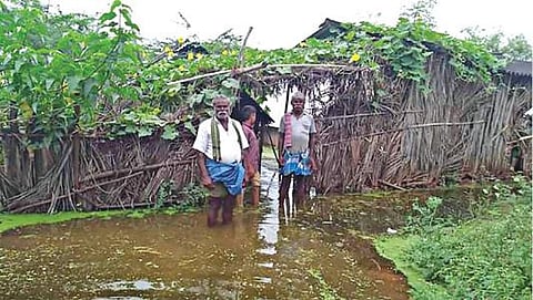 அந்தியூர் வேம்பத்தி ஏரி நீர் வெளியேறியதால் அப்பகுதியில் உள்ள வீடுகளை வெள்ள நீர் சூழ்ந்துள்ளது.