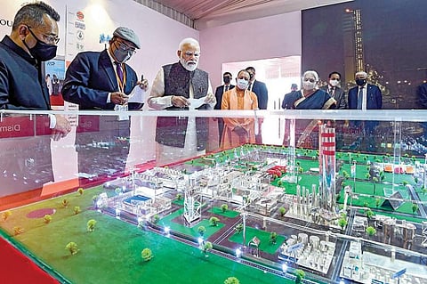 உத்தர பிரதேசத்தின் கோரக்பூரில் ரூ.10,000 கோடி மதிப்பிலான நலத்திட்டங்களை பிரதமர் நரேந்திர மோடி நேற்று தொடங்கிவைத்தார். அப்போது வளர்ச்சி திட்டப் பணிகளின் மாதிரியை அவர் பார்வையிட்டார். உடன் மாநில ஆளுநர் ஆனந்திபென் படேல், முதல்வர் யோகி ஆதித்ய நாத் உள்ளனர். படம்: பிடிஐ