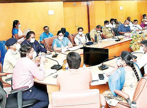 திருவண்ணாமலையில் தனியார் துறை வேலைவாய்ப்பு முகாம் முன்னேற் பாடுகள் குறித்த ஆய்வு கூட்டத்தில் பேசும் ஆட்சியர் பா.முருகேஷ். அருகில், மாவட்ட காவல் கண்காணிப்பாளர் பவன்குமார் உள்ளிட்டோர்.