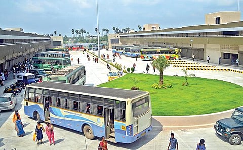 திருநெல்வேலி வேய்ந்தான்குளம் எம்.ஜி.ஆர். புதிய பேருந்து நிலையத்தை தமிழக முதல்வர் மு.க. ஸ்டாலின் காணொலி மூலம் திறந்து வைத்தார். இதையொட்டி பேருந்து நிலையத்தில் நடைபெற்ற நிகழ்ச்சியில் திருநெல்வேலி மாவட்ட ஆட்சியர் வே. விஷ்ணு குத்துவிளக்கேற்றினார். (அடுத்த படம்) பாளையங்கோட்டை பேருந்து நிலையத்திலிருந்து பேருந்துகள் இயக்கப்பட்டன. (கடைசி படம்) புதிய பேருந்து நிலையத்தில் பேருந்து போக்குவரத்து தொடங்கியது. படங்கள் மு. லெட்சுமி அருண்