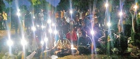 மணிகண்டன் இறப்புக்கு உரிய நீதி வேண்டும் என வலியுறுத்தி மொபைல் போன் விளக்குகளை ஒளிரவிட்டவாறு இரவிலும் போராட்டம் நடத்தி வரும் கமுதி தேவர் கல்லூரி மாணவர்கள்.