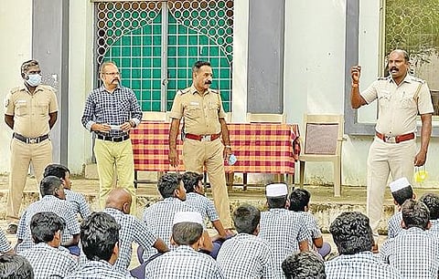மாணவர்களுக்கு விழிப்புணர்வு ஏற்படுத்திய காவல் துறையினர்.
