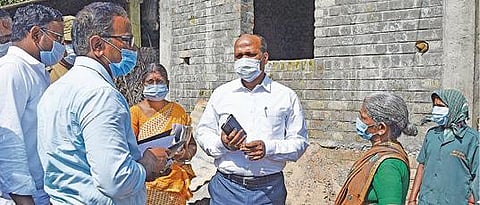 கடலூர் அருகே குமலங்குளம் ஊராட்சியில் பிரதம மந்திரி வீடு கட்டும் திட்டத்தின் கீழ் வீடு கட்டுமான பணி நடைபெறுவதை மாவட்ட ஆட்சியர் கி.பாலசுப்ரமணியம் பார்வையிட்டு ஆய்வு செய்தார்.