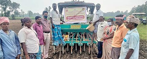 குறிஞ்சிப்பாடி அருகே அம்பலவாணன் பேட்டையில் வேளாண் துறை சார்பில் விவசாயிகளுக்கு விதைப்பு கருவி மூலம் நிலக்கடலை விதைத்தல் செயல் விளக்கம் செய்து காண்பிக்கப்பட்டது.