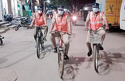 சென்னையில் குற்றச் செயல்களை தடுத்து நிறுத்த, இரவு நேரத்தில் சைக்கிளில் ரோந்து பணியை மேற்கொண்டுள்ள சென்னை போலீஸார். இடம். சென்னை ஜெ.ஜெ.நகர்.