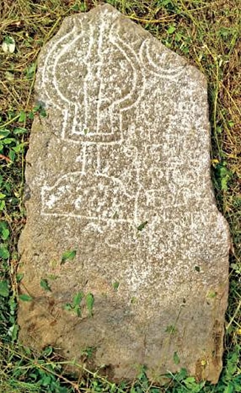 சூளகிரி அருகே உள்ள சின்னகானப் பள்ளி கிராமத்தில் கண்டறியப்பட்டுள்ள 300 ஆண்டு பழமையான கல்வெட்டு.