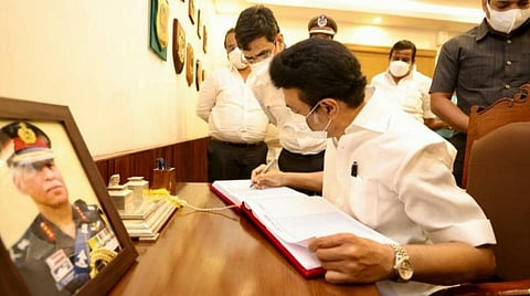 நாடு பெறுகிற துன்பத்தில் நானும் இணைகிறேன்: வெலிங்டன் ராணுவ மைய பதிவேட்டில் முதல்வர் உருக்கம்