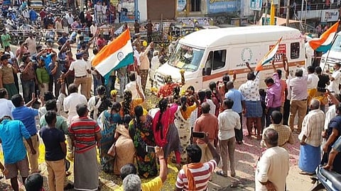 குன்னூர் முதல் சூலூர் வரை வழிநெடுகிலும் திரளான மக்கள் அஞ்சலி: 'சி130ஜே சூப்பர் ஹெர்குலஸ்' விமானத்தில் டெல்லி சென்ற உடல்கள்