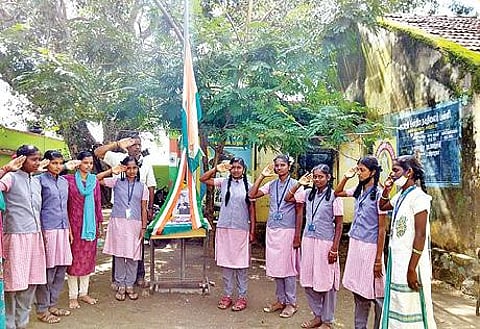 மறைந்த முப்படை தலைமை தளபதி பிபின் ராவத் உள்ளிட்டவர்களுக்கு திருவண்ணாமலையில் விஷ்வ இந்து பரிஷத் சார்பில் அஞ்சலி செலுத்தப்பட்டது. அடுத்த படம்: ஆரணி அடுத்த பையூர் ஊராட்சி ஒன்றிய தொடக்க பள்ளியில் அஞ்சலி செலுத்திய மாணவர்கள். கடைசிப்படம்: செங்கம் அடுத்த மேல்வணக்கம்பாடி ஊராட்சி ஒன்றிய நடுநிலை பள்ளியில் வீர வணக்கம் செலுத்தப்பட்டது.