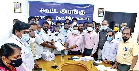 வேலூர் மாவட்டத்தில் நடைபெறவுள்ள நகர்புற உள்ளாட்சி தேர்தலுக்கான வரைவு வாக்காளர் பட்டியலை அங்கீகரிக்கப்பட்ட அரசியல் கட்சியினர் முன்னிலையில் நேற்று மாவட்ட ஆட்சியர் குமாரவேல் பாண்டியன் வெளியிட்டார். அடுத்த படம்: ராணிப்பேட்டை மாவட்டத்தில் நகர்புற உள்ளாட்சி தேர்தலுக்கான புகைப்படத்துடன் கூடிய வாக்காளர் பட்டியலை மாவட்ட ஆட்சியர் பாஸ்கர பாண்டியன் வெளியிட்டார். கடைசிப்படம்: திருத்தப்பட்ட வாக்காளர் பட்டியலை நேற்று வெளியிட்ட திருப்பத்தூர் மாவட்ட ஆட்சியர் அமர்குஷ்வாஹா.