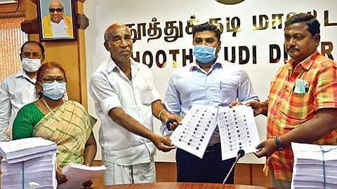 தூத்துக்குடி மாவட்டத்தில் நகர்ப்புற உள்ளாட்சித் தேர்தலுக்கான வாக்காளர் பட்டியலை மாவட்ட வருவாய் அலுவலர் கண்ணபிரான் வெளியிட்டார். படம்: என்.ராஜேஷ்