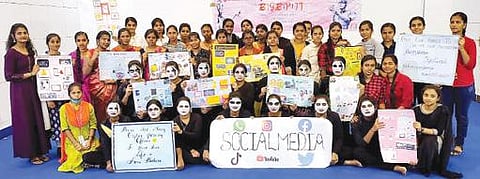 சைபர் குற்றத்தடுப்பு குறித்த விழிப்புணர்வு நிகழ்ச்சியில் பங்கேற்ற தேனி நாடார் சரசுவதி கலை மற்றும் அறிவியல் கல்லூரி மாணவிகள்.