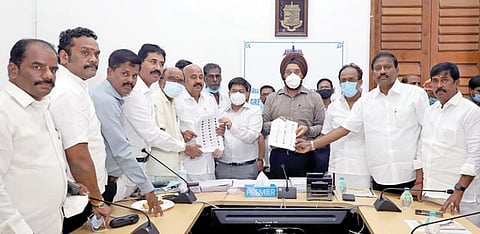 சென்னை மாநகராட்சி சார்பில் ரிப்பன் மாளிகையில், மாநகராட்சி தேர்தலுக்கான புகைப்பட வாக்காளர் பட்டியலை அங்கீகரிக்கப்பட்ட அரசியல் கட்சிகள் முன்னிலையில் மாநகராட்சி ஆணையர் ககன்தீப் சிங் பேடி நேற்று வெளியிட்டார். உடன் மாநகராட்சி துணை ஆணையர் விஷு மஹாஜன் உள்ளிட்டோர். படம் : ம.பிரபு