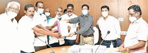 நகர்ப்புற உள்ளாட்சித் தேர்தலுக்கான - திருப்பூர் மாவட்ட வாக்காளர் இறுதி பட்டியல் வெளியீடு : குளறுபடிகள் களையப்படவில்லை என அரசியல் கட்சியினர் குற்றச்சாட்டு