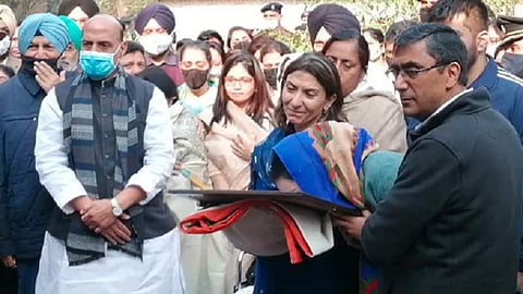 நான் ஒரு வீரரின் மனைவி; என்னவருக்கு புன்னகையுடன் பிரியாவிடை கொடுத்தேன்: பிரிகேடியர் லிட்டரின் மனைவி கீதிகா