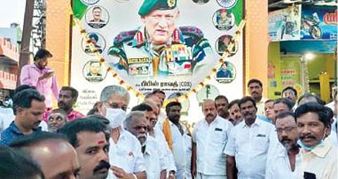 விபத்தில் உயிரிழந்த ராணுவ உயர் அதிகாரிகளுக்கு திருப்பத்தூர் வட்டாட்சியர் அலுவலகம் முன்பு வணிகர் சங்கம் சார்பில் அஞ்சலி செலுத்தப்பட்டது. அடுத்த படம்: ஆம்பூரில் நேற்று எம்எல்ஏ வில்வநாதன் மற்றும் பல்வேறு அமைப்புகளின் நிர்வாகிகள் அஞ்சலி செலுத்தினர்.