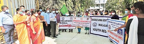 வாலாஜாவில் அறிஞர் அண்ணா அரசினர் மகளிர் கலை கல்லூரியில் மது ஒழிப்பு விழிப்புணர்வு ஊர்வலத்தை நேற்று கொடியசைத்து தொடங்கி வைத்த மாவட்ட ஆட்சியர் பாஸ்கர பாண்டியன்.