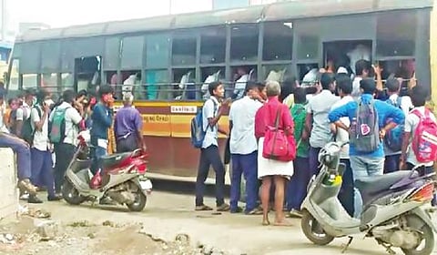 சேலத்தில் நகர பேருந்துகளில் கரோனா தொற்று பரவல் தடுப்பு நடவடிக்கை மறந்து சமூக இடைவெளி, முகக்கவசம் அணியாமல் பயணிக்கும் மாணவர்கள், பொதுமக்கள்.