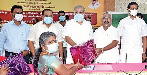 திண்டுக்கல்லில் இலங்கை தமிழர்களுக்கு நலத்திட்ட உதவிகளை வழங்கிய அமைச்சர்கள் செஞ்சிமஸ்தான், ஐ.பெரியசாமி, அர.சக்கரபாணி.