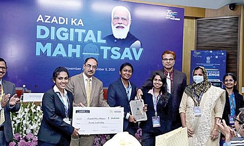 வெற்றி பெற்ற சென்னை விஐடியின் ’குயின்ப்ரோக்’ அணிக்கு பரிசு வழங்கப்பட்டது.