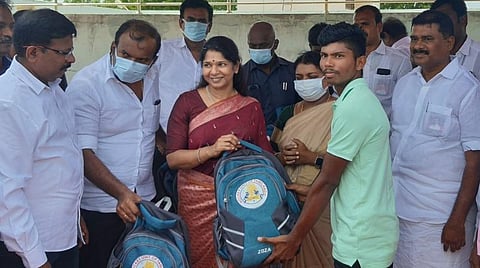 கோவில்பட்டியில் நடைபெற உள்ள தேசிய ஜூனியர் ஹாக்கி போட்டியில் தமிழக அணி சார்பில் பங்கேற்க உள்ள வீரர்களுக்கு கனிமொழி எம்.பி. உபகரணங்களை வழங்கினார்.