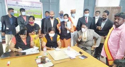 கடலூரில் தேசிய மக்கள் நீதிமன்றம் மாவட்ட சட்டப்பணிகள் ஆணைக்குழுவின் தலைவர் மற்றும் முதன்மை மாவட்ட நீதிபதி எஸ். ஜவஹர் தலைமையில் நடந்தது.