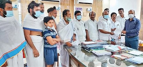 கடலூரில் பாண்டியன் எம்எல்ஏ தலைமையில் தீட்சிதர்கள் மாவட்ட ஆட்சியர் கி.பாலசுப்ரமணியத்திடம் மனு அளித்தனர்.