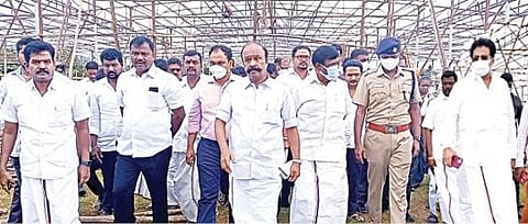 திருத்தணியில் முதல்வர் ஸ்டாலின் பங்கேற்க உள்ள நிகழ்ச்சியை முன்னிட்டு, விழா ஏற்பாடுகளை ஊரக வளர்ச்சித் துறை அமைச்சர் கே.ஆர்.பெரியகருப்பன், பால்வளத் துறை அமைச்சர் சா.மு.நாசர் ஆகியோர் ஆய்வு செய்தனர். உடன் மாவட்ட ஆட்சியர் ஆல்பி ஜான் வர்கீஸ்.