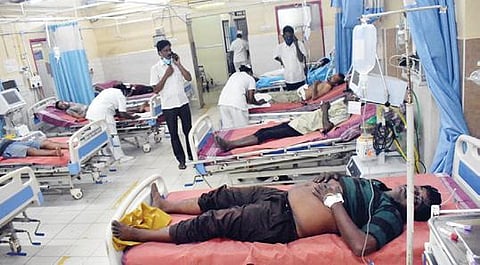 ஈரோடு சித்தோட்டில் தனியார் ஆலையில் ஏற்பட்ட வாயு கசிவால் பாதிக்கப்பட்ட தொழிலாளர்களுக்கு ஈரோடு அரசு மருத்துவ மனையில் சிகிச்சை அளிக்கப்பட்டு வருகிறது.