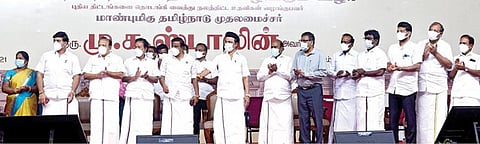 சேலம் சீலநாயக்கன்பட்டியில் நேற்று நடைபெற்ற அரசு விழாவில், ‘நமக்கு நாமே திட்டம்’ மற்றும் ‘நகர்ப்புற வேலைவாய்ப்பு திட்டத்தை’ முதல்வர் மு.க.ஸ்டாலின் தொடங்கிவைத்தார். உடன் அமைச்சர்கள் கே.என்.நேரு, பொன்முடி, எ.வ.வேலு, எம்.ஆர்.கே.பன்னீர்செல்வம், முத்துசாமி, மதிவேந்தன், கயல்விழி செல்வராஜ், ஆட்சியர் கார்மேகம் உள்ளிட்டோர்.படம்: எஸ்.குரு பிரசாத்