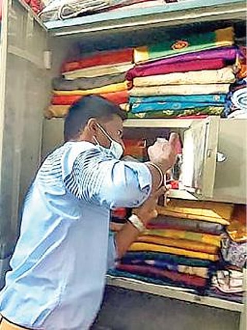 திருட்டு நடைபெற்ற வீட்டில் கை ரேகைகளை சேகரித்த தடயவியல் நிபுணர்.