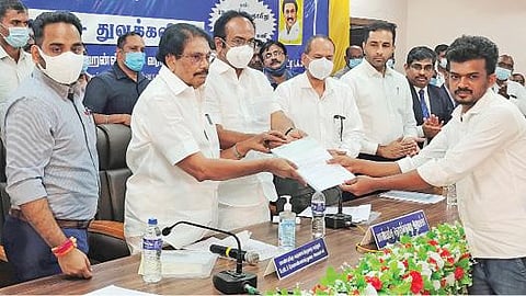 விருதுநகரில் நடைபெற்ற விழாவில் ஒரு இளைஞருக்கு கடனுதவிக்கான காசோலையை வழங்கிய அமைச்சர்கள் சாத்தூர் ராமச்சந்திரன், தங்கம் தென்னரசு.