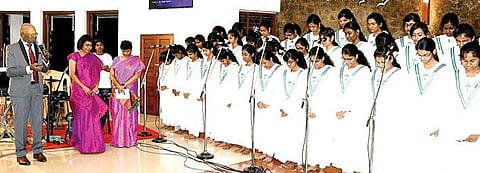 மதுரை டோக் பெருமாட்டி கல்லூரியில் நடந்த கிறிஸ்துமஸ் கீத ஆராதனை விழாவில் பங்கேற்றோர்.