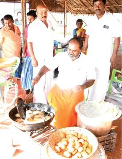 ஜெயலலிதா கோயிலில் உணவு தயாரித்த முன்னாள் அமைச்சர் ஆர்.பி. உதயகுமார்.