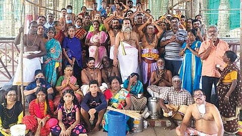 சிதம்பரம் நடராஜர் கோயிலில் உழவாரப்பணியை மேற்கொள்ள குவிந்துள்ள சிவனடியார்கள்.