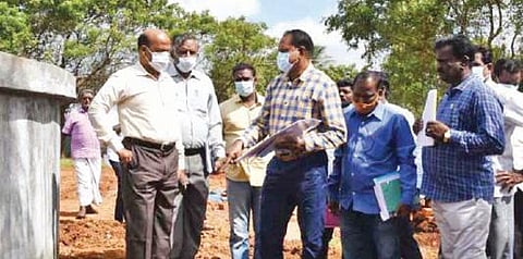 வடலூரில் அமைக்கப்பட்டுள்ள குடிநீர் சேமிப்பு தொட்டியினை மாவட்ட ஆட்சியர் கி.பாலசுப்ரமணியம் பார்வையிட்டு ஆய்வு செய்தார்.