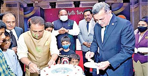 ஐஓசி நிறுவனத்தின் ‘சோட்டு’ சிலிண்டர் அறிமுகப்படுத்தப்பட்ட ஓர் ஆண்டு நிறைவு விழாவில் முன்னாள் கிரிக்கெட் வீரர் சுனில் கவாஸ்கர், ஐஓசி தலைவர் வைத்யா உள்ளிட்டோர் பங்கேற்றனர்.