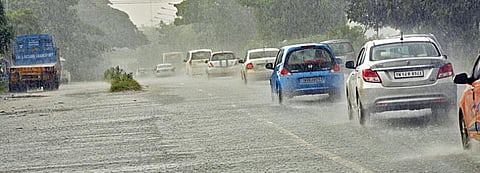 வடகிழக்கு பருவமழை சற்று ஓய்ந்துள்ள நிலையில், சென்னை புறநகர் பகுதிகளில் நேற்று காலை முதல் மழை விட்டு விட்டு பெய்தது. வண்டலூர் ஜிஎஸ்டி சாலையில் மழையில் பயணிக்கும் வாகனங்கள்.படம்: எம்.முத்துகணேஷ்