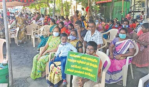 திருப்பூர் மாநகராட்சி பகுதிகளில் சேகரமாகும் - குப்பையை பாறைக்குழியில் கொட்ட எதிர்ப்பு : அம்மாபாளையத்தில் பொதுமக்கள் காத்திருப்பு போராட்டம்