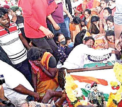 சொந்த கிராமத்திற்கு வந்த ராணுவ வீரர் சாய் தேஜாவின் உடலுக்கு அவரது உறவினர்கள், நண்பர்கள் என ஊரே திரண்டு வந்து கண்ணீர் அஞ்சலி செலுத்தினர். அடுத்த படம்: இறுதி சடங்கின்போது, ராணுவ வீரர் சாய்தேஜாவின் உடல் மீது போர்த்தி வைக்கப்பட்டிருந்த தேசிய கொடி, மடித்து அவரது மனைவி சியாமளாவிடம் ஒப்படைக்கப்பட்டது.