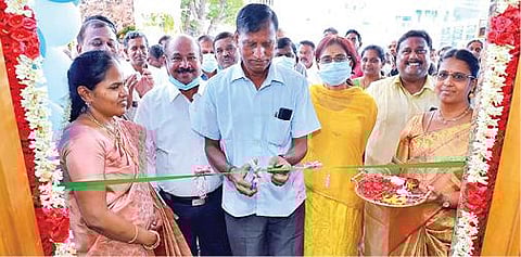 புளியங்குடி செயின்ட் மேரீஸ் மருத்துவமனையில் நவீன ஸ்கேன் சென்டரை காவல்துறை முன்னாள் தலைமை இயக்குநர் டி.கே.ராஜேந்திரன் திறந்து வைத்தார்.