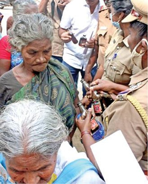 நவ்வலடி அருகே மதுக்கடை திறக்க எதிர்ப்பு தெரிவித்து, திருநெல்வேலி ஆட்சியர் அலுவலகம் முன் குளிர்பானம் நிரப்பிய மதுபாட்டில்களுடன் பெண்கள் திரண்ட நிலையில், அவற்றை போலீஸார் பறிமுதல் செய்தனர். படம்: மு.லெட்சுமி அருண்