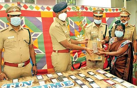 திருநெல்வேலி மாவட்டத்தில் திருடுபோன 70 செல்போன்கள் மீட்கப்பட்டு, அவற்றை உரியவர்களிடம் காவல் கண்காணிப்பாளர் ப. சரவணன் ஒப்படைத்தார்.