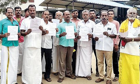 இரட்டைமலையில் ஜல்லிக்கட்டு நடத்த அனுமதி அளிக்கக் கோரி திருச்சி மாவட்ட ஆட்சியர் அலுவலகத்தில் நேற்று மனு அளிக்க வந்தவர்கள். படம்: ஜி.ஞானவேல்முருகன்