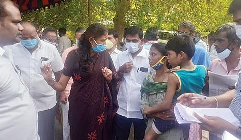 கரூர் கோட்டாட்சியர் அலுவலகத்தில் நேற்று நடைபெற்ற மாற்றுத்திறனாளி முகாமை தொடங்கிவைத்து, மாற்றுத்திறன் குழந்தையின் தாய் ஒருவரிடம் விசாரிக்கிறார் எம்.பி. ஜோதிமணி.