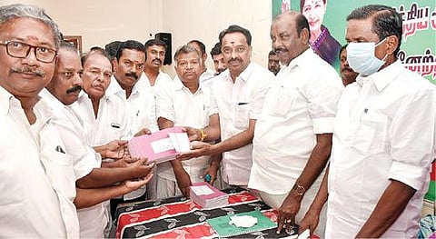 கரூர் மாவட்ட அதிமுக அலுவலகத்தில் நேற்று நடைபெற்ற நிகழ்ச்சியில் தொண்டர்களிடமிருந்து விருப்ப மனுக்களை பெறும் தேர்தல் பொறுப்பாளர் நத்தம் விஸ்வதாதன், மாவட்டச் செயலாளர் எம்.ஆர்.விஜயபாஸ்கர், அமைப்புச் செயலாளர் ம.சின்னசாமி ஆகியோர்.