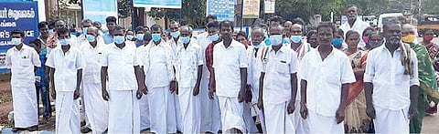 காளையார்கோவில் அருகே கால்வாயை திறக்க வலியுறுத்தி சிவகங்கை ஆட்சியர் அலுவலகத்தை முற்றுகையிட்ட மாரந்தை கிராம மக்கள்.