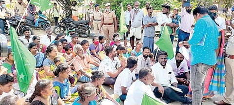 விருதுநகர் மாவட்ட ஆட்சியர் அலுவலகம் முன் நடைபெற்ற தர்ணா.